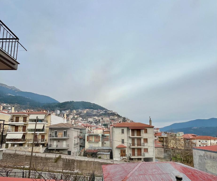 vistas a una ciudad con edificios y montañas en Mountain Retreat I - Karpenisi en Karpenísion