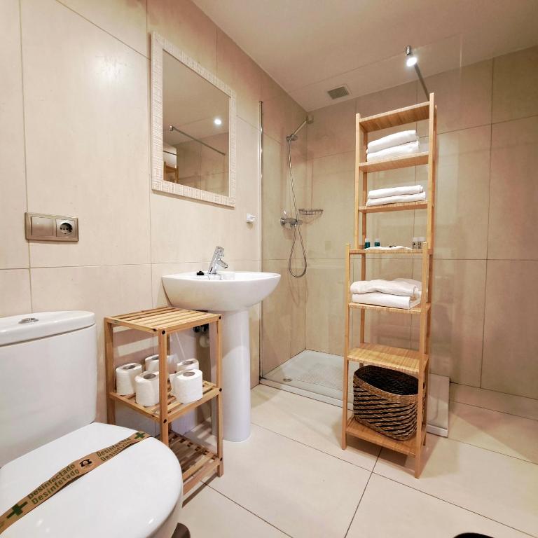 Koupelna v ubytování Apartamento con terraza al Puente Romano