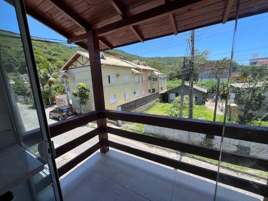 uma vista da varanda de uma casa em Casa confortável e espaçosa . em Florianópolis