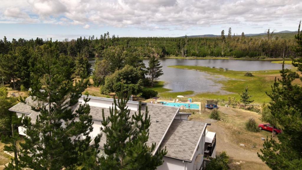 - une vue aérienne sur une maison et un lac dans l'établissement Hotel Boutique Las Taguas, à Constitución