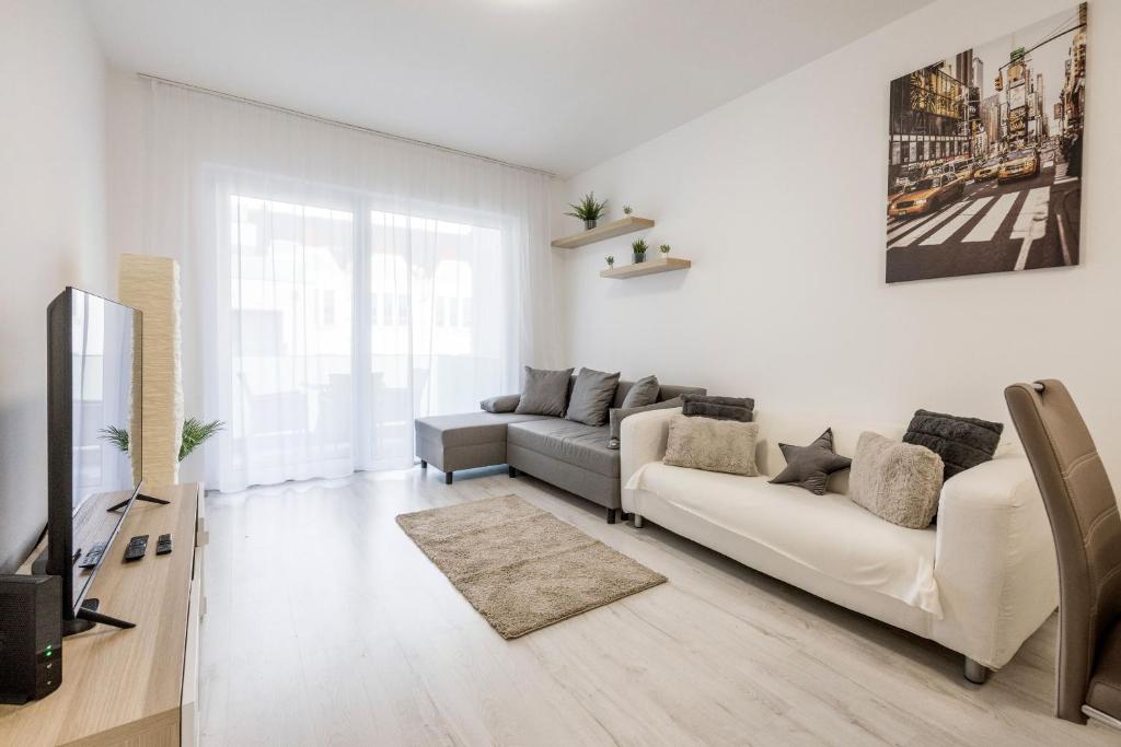 Телевизор и/или развлекательный центр в BB Apartment - 2BR with parking close to centre