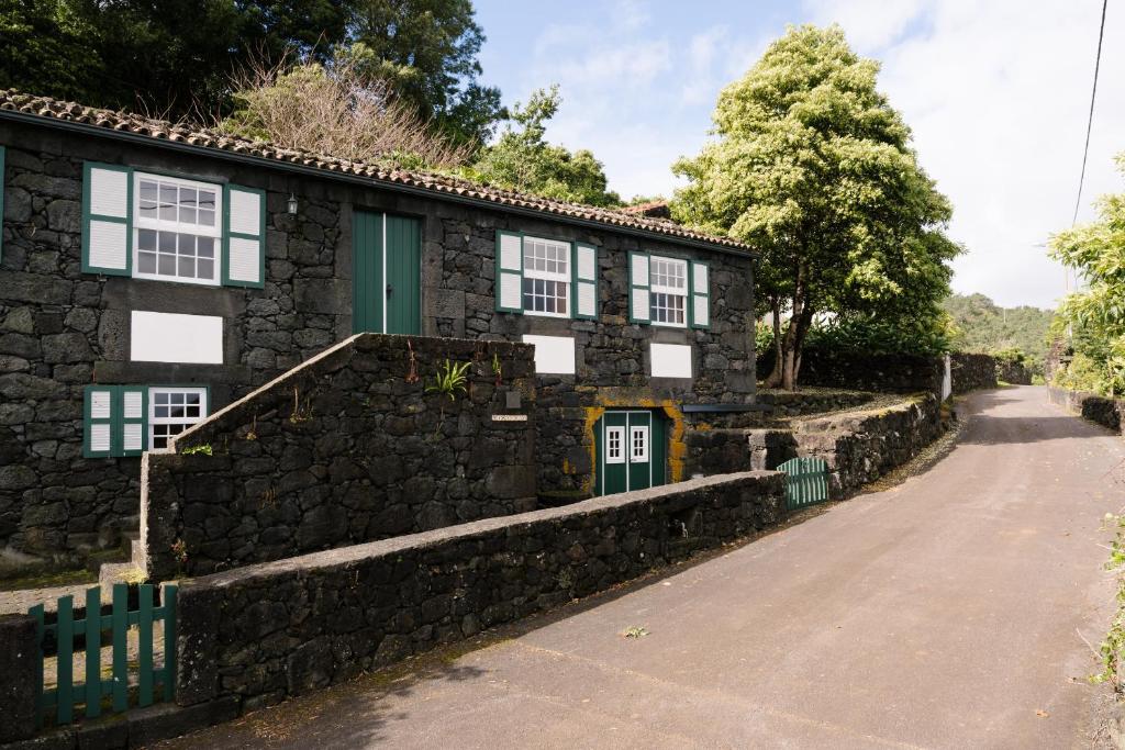 a stone house on the side of a road at Villa Mistério in São Roque do Pico