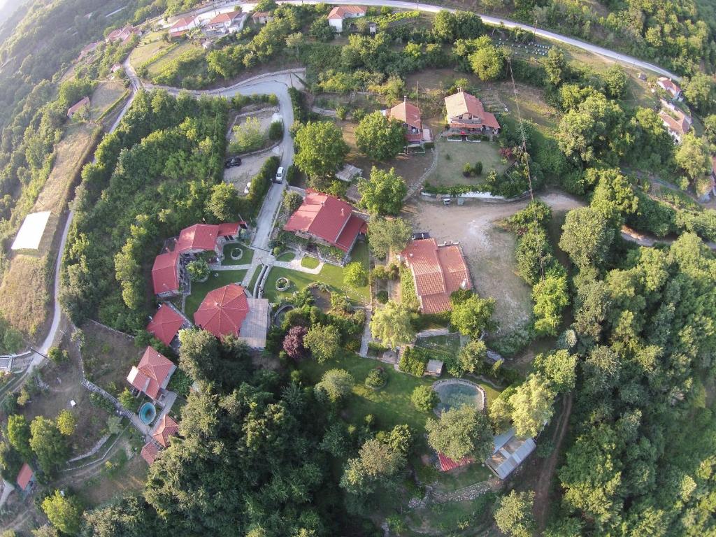 una vista aerea di una casa con cortile di Tzivaeri a Likodhrómion