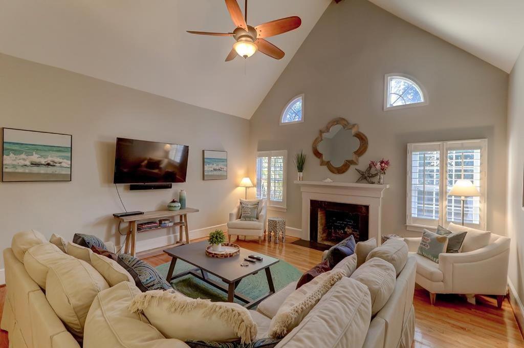 uma sala de estar com um sofá e uma lareira em 17 56th Avenue em Isle of Palms
