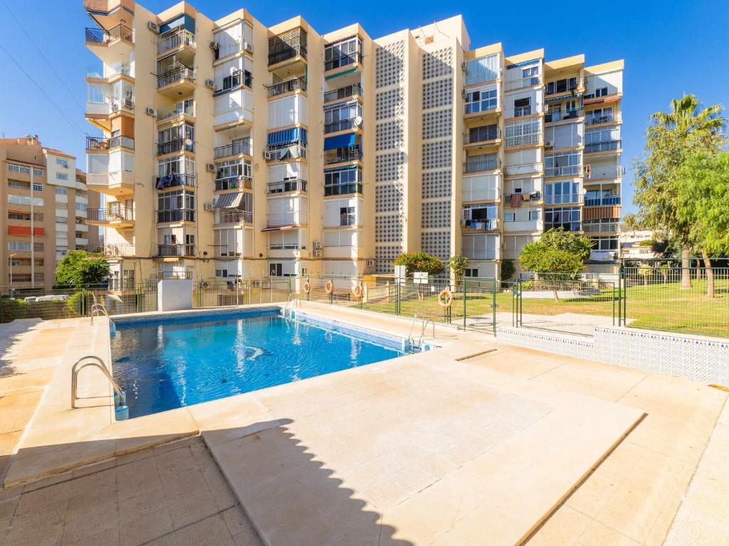 basen przed dużym budynkiem mieszkalnym w obiekcie Mshome Encanto Mediterráneo w mieście Cala del Moral