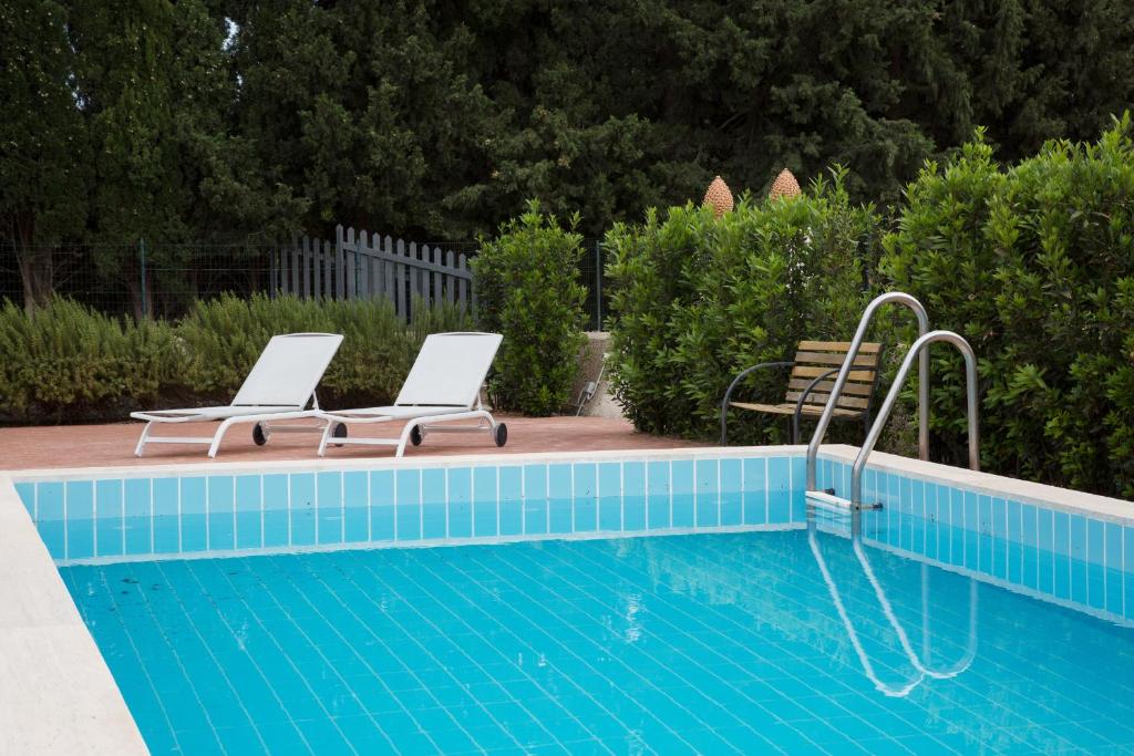 Case Monterosso的住宿－La Chiusazza，游泳池旁的游泳池配有2把躺椅