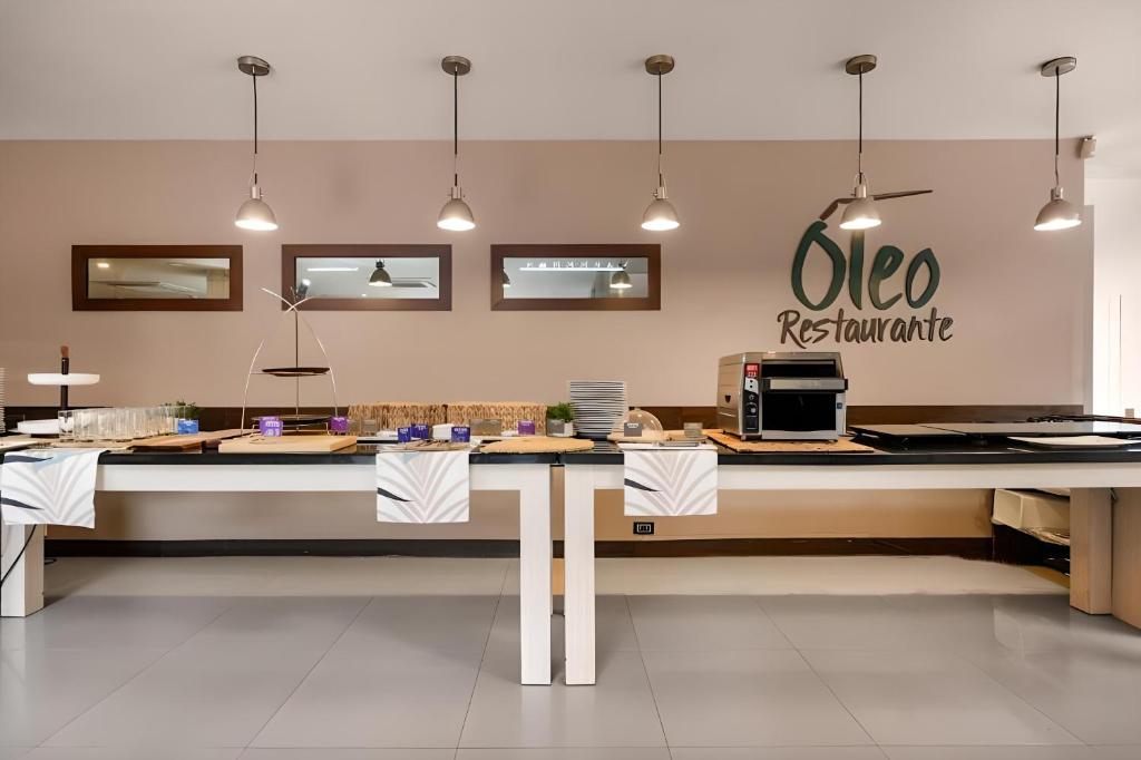 A cozinha ou kitchenette de Leblón Suites Hotel