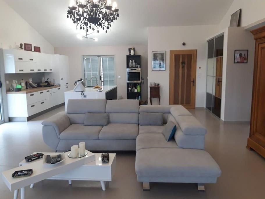 un soggiorno con un divano e un tavolo di VILLA U TEMPIU CORSU a Patrimonio