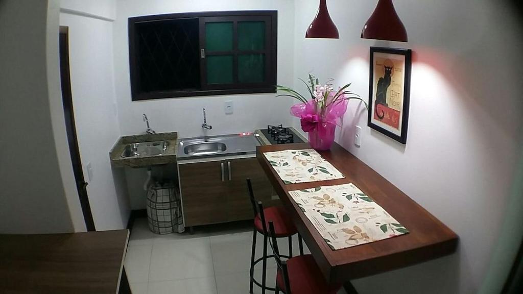 una pequeña cocina con fregadero y mesa en AP2-Studio privado próx Garten Shopp-Universidades, en Joinville