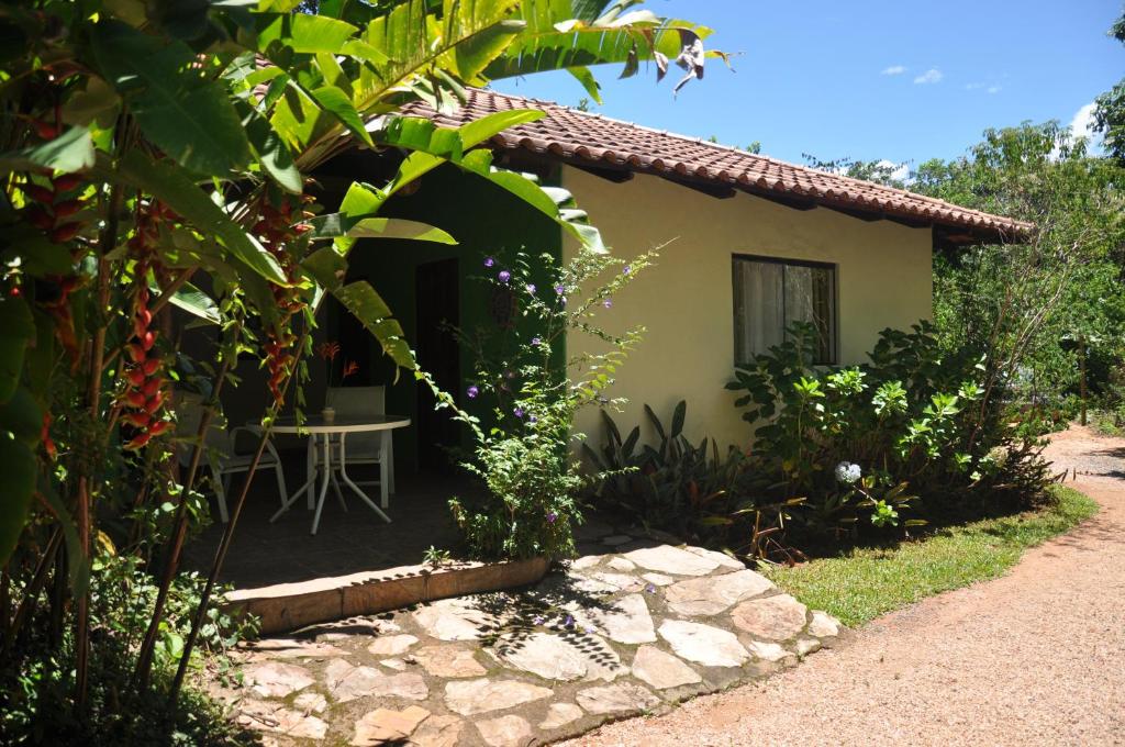 ein kleines Haus mit einem Tisch davor in der Unterkunft Casa Satori - Recanto de Paz in Alto Paraíso de Goiás