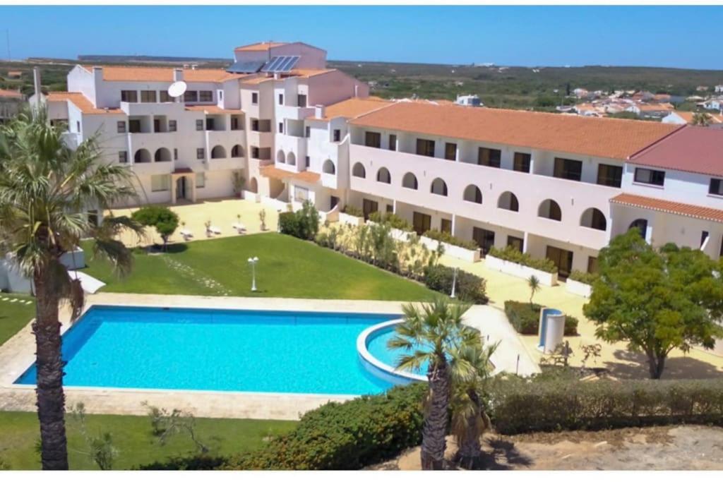 vista aerea di un grande edificio con piscina di Luxury Apartment with pool in historical town and great surfing beaches a Sagres