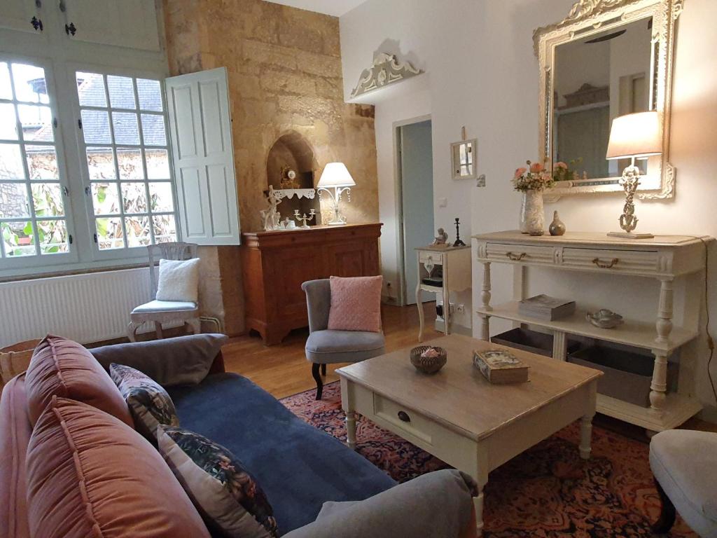 a living room with a couch and a table at L'appart d'à coté, 2 chambres in Sarlat-la-Canéda