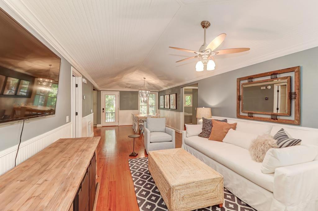 ein Wohnzimmer mit einem weißen Sofa und einem Tisch in der Unterkunft 29 Twin Oaks in Isle of Palms