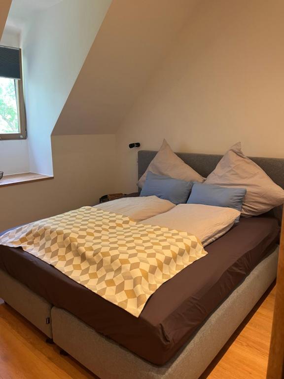 Postel nebo postele na pokoji v ubytování Neu - Wenkheimer Hof Scheunen-Loft