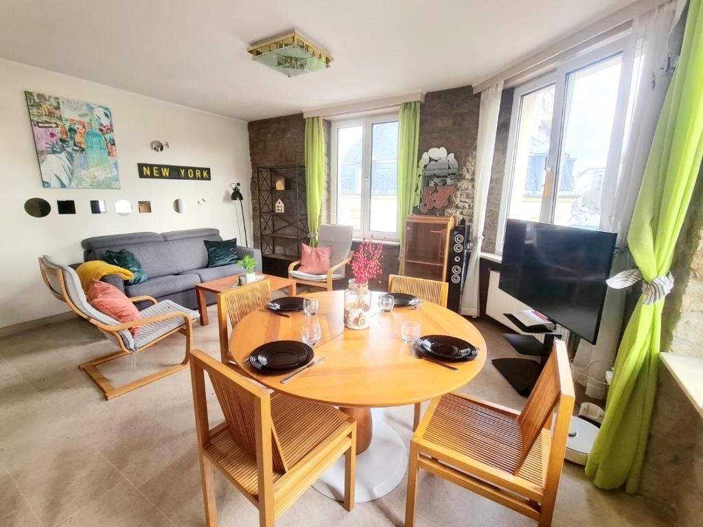 ein Wohnzimmer mit einem Tisch und einem TV in der Unterkunft New 1 bedroom Flat in City Center - GAR68 in Luxemburg (Stadt)