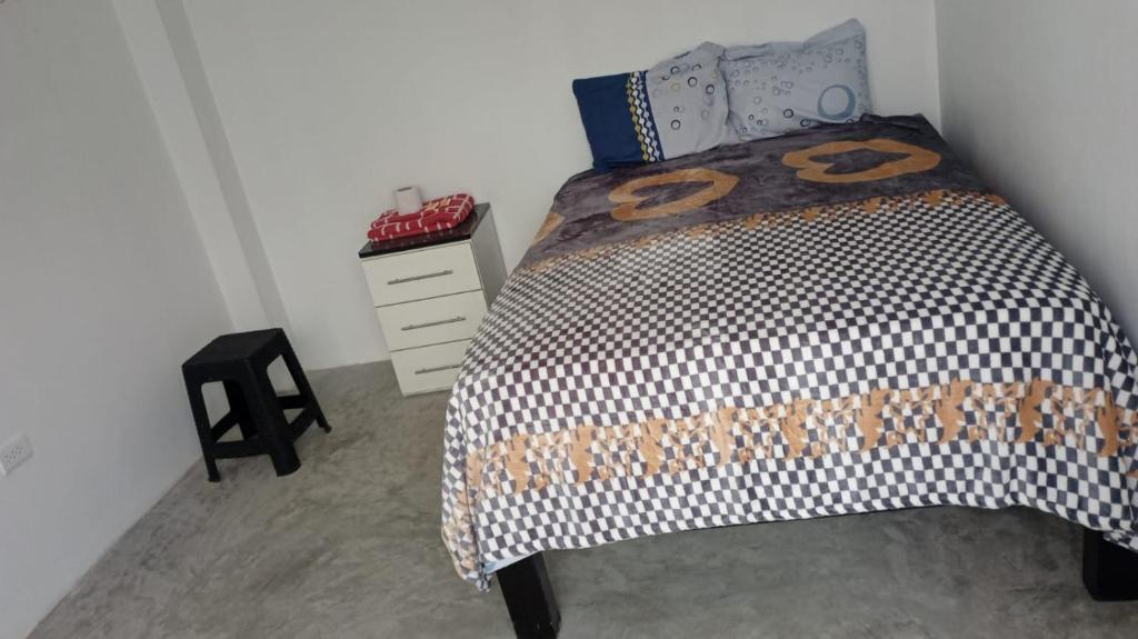ein Schlafzimmer mit einem großen Bett und einer Kommode in der Unterkunft Peñaflor in Miraflores