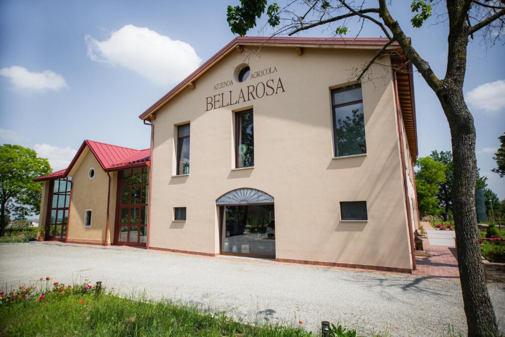 budynek z znakiem na boku w obiekcie Agriturismo Bellarosa w mieście Albinea
