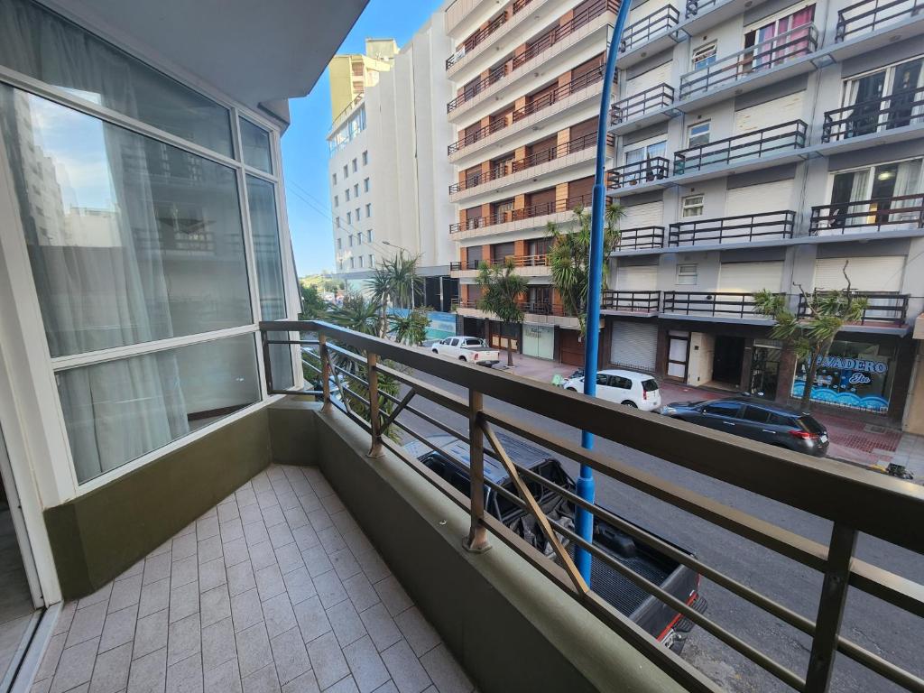 - un balcon donnant sur une rue dans l'établissement Departamento 3 ambientes a una cuadra de la playa - La Perla, à Mar del Plata