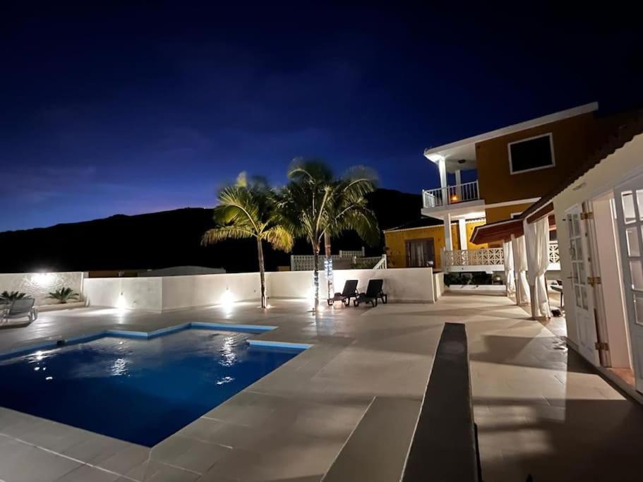 une villa avec une piscine la nuit dans l'établissement Casa Costa Molina, à Puntallana