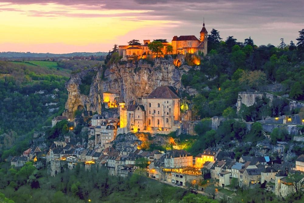 una ciudad en una montaña con un castillo en la cima en Belveyre à Rocamadour en Rocamadour