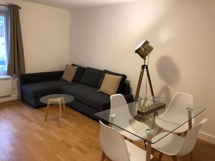 un salon avec un canapé, une table et des chaises dans l'établissement Appartement 2/3 pièces (55m²) au cœur du Vexin, à Chars
