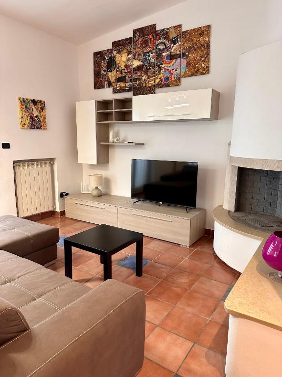 a living room with a fireplace and a television at Brendon Suite in Brindisi