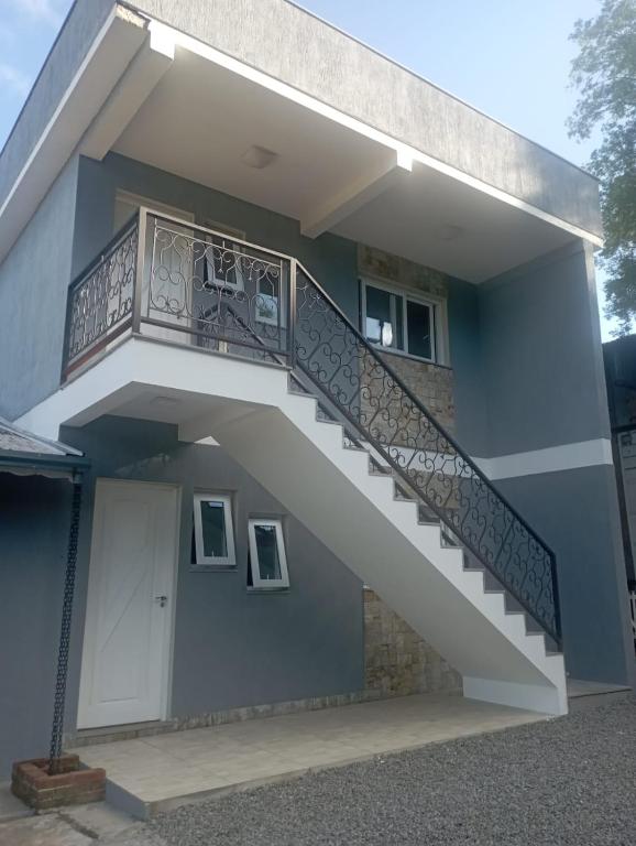 eine Treppe an der Seite eines Hauses in der Unterkunft Aconchego Apartamentos da Serra in Canela