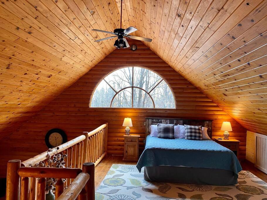 - une chambre avec un lit au plafond en bois dans l'établissement Rustic U.P. Retreat in Marquette, à Marquette