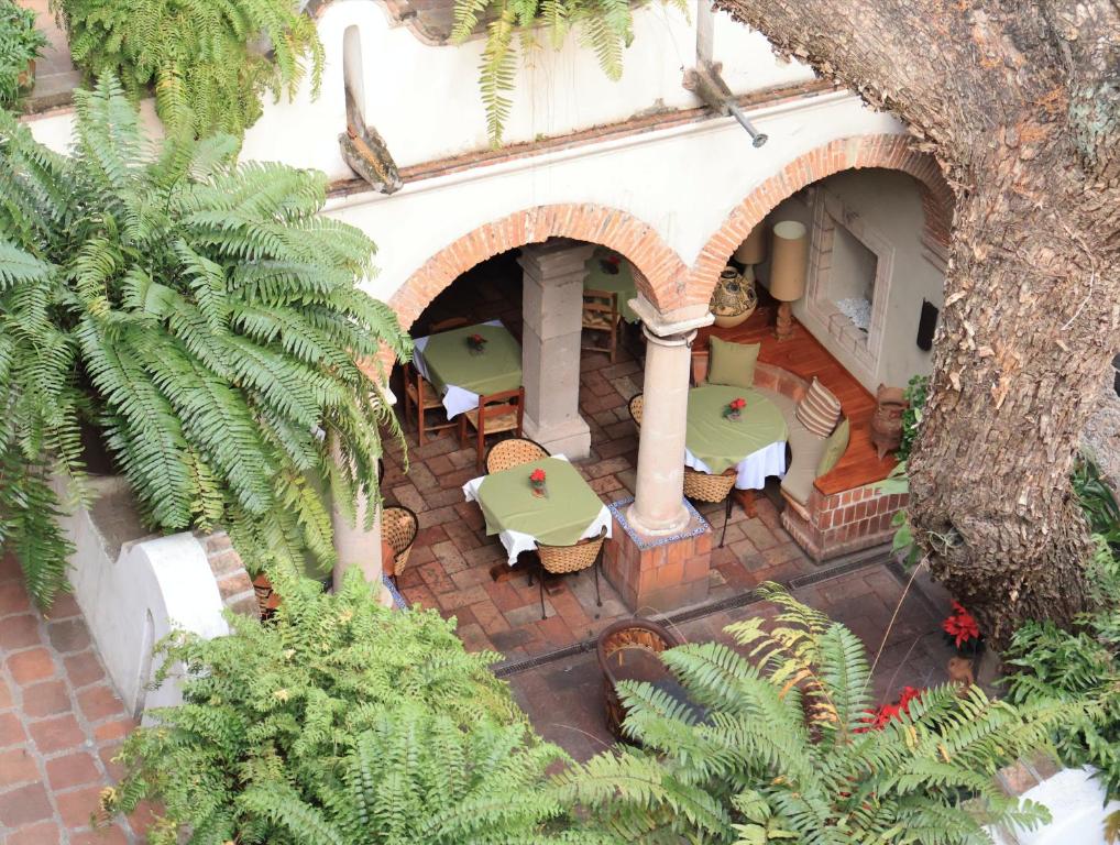 una vista aérea de un patio con mesas y sillas en Hotel los Arcos, en Taxco de Alarcón