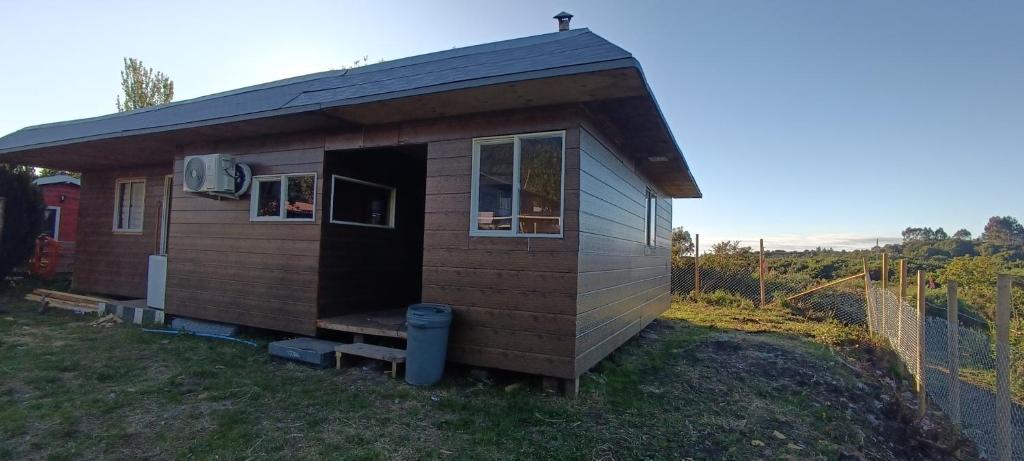 una casa pequeña sentada en la parte superior de un patio en Cabaña Río Chaica, en Llanquihue