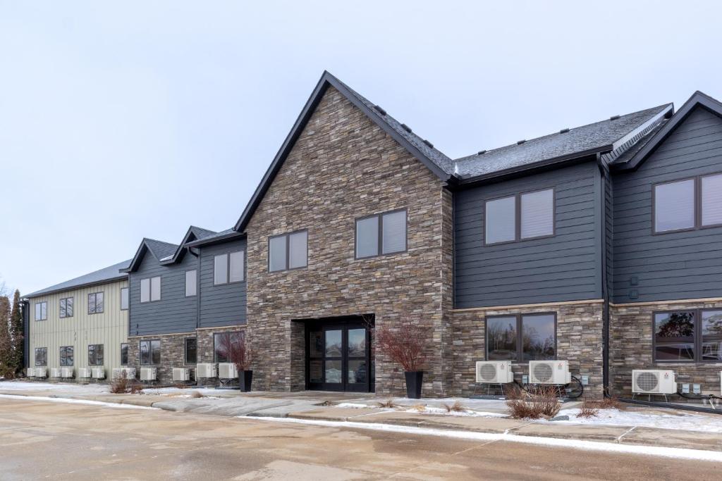 una vista exterior de un edificio en Norland Inn & Suites Roseau, en Roseau