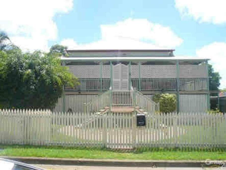 einen weißen Zaun vor einem Gebäude in der Unterkunft Free Wi-fi, spacious, Netflix. Long term discount in Bundaberg