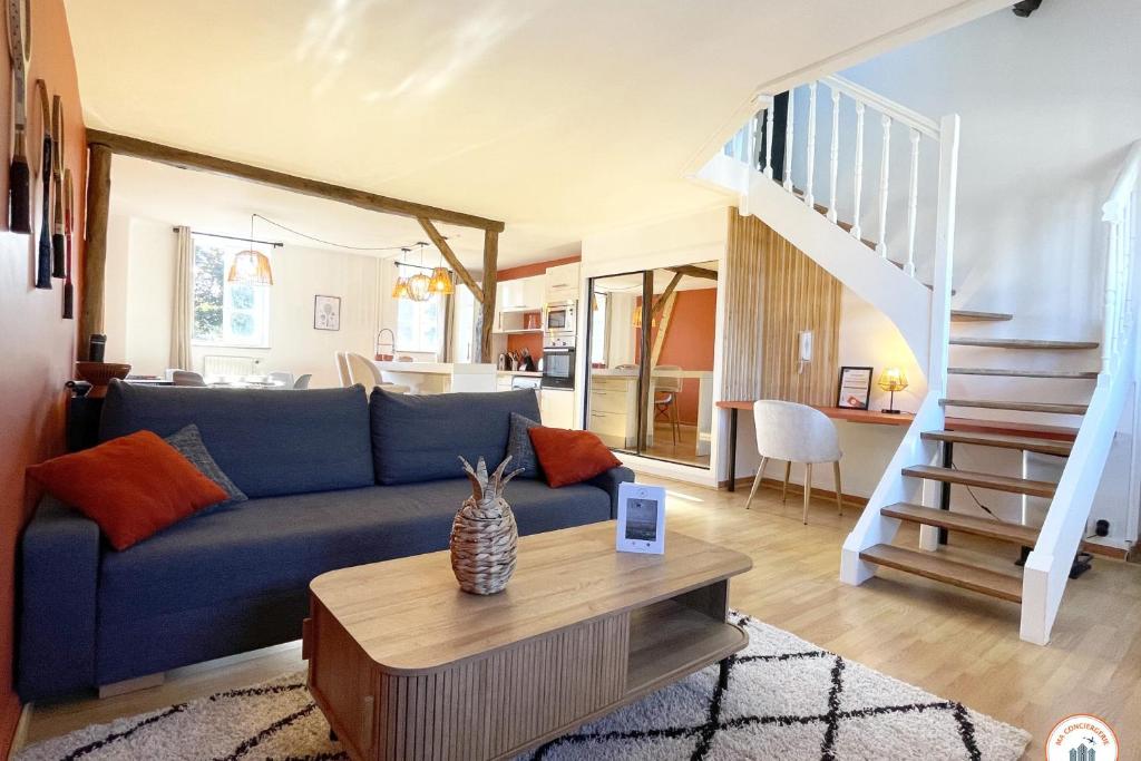 un salon avec un canapé bleu et une table dans l'établissement Le Duplex - Parking - Vue Clochers - Tennis, à Rouen