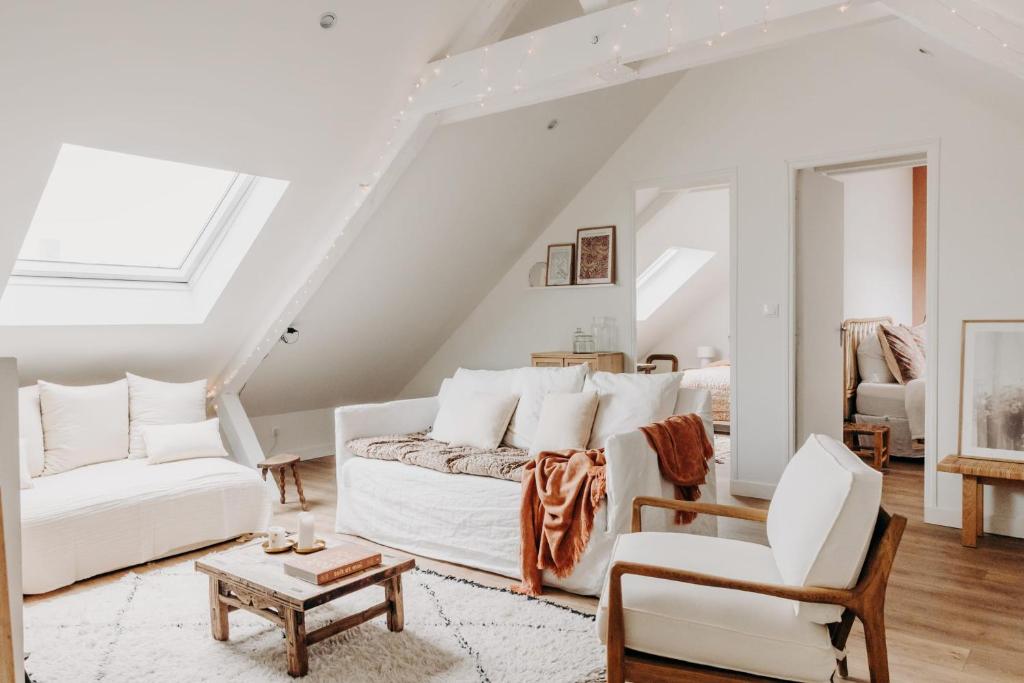 - un salon blanc avec un canapé et des fauteuils blancs dans l'établissement Bohème Chic - Standing - Calme, à Rouen