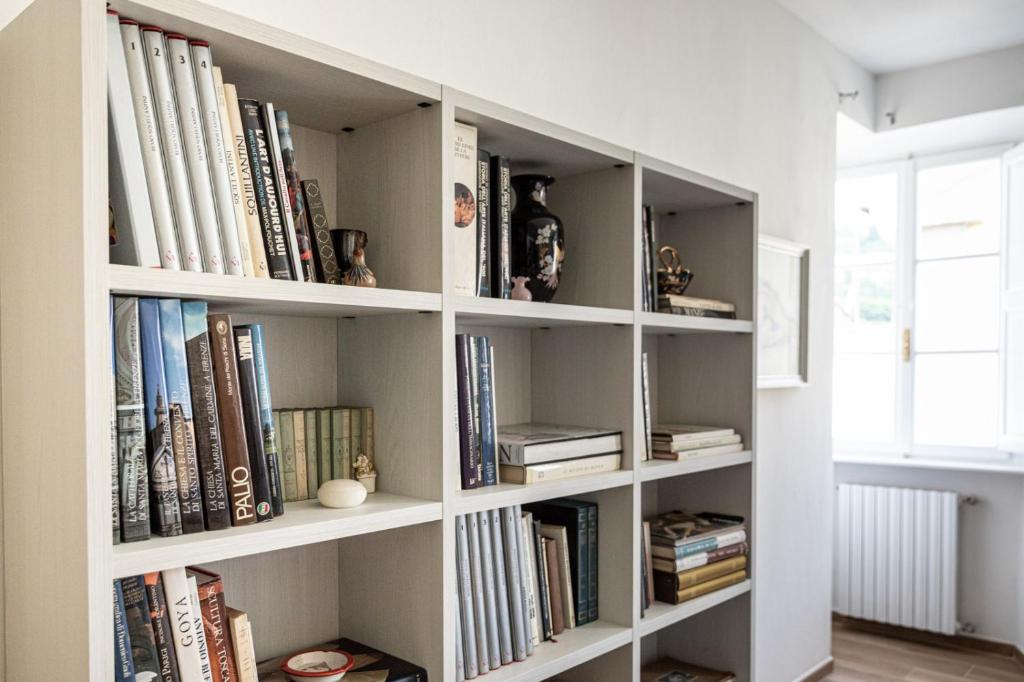 Knihovna v apartmánu