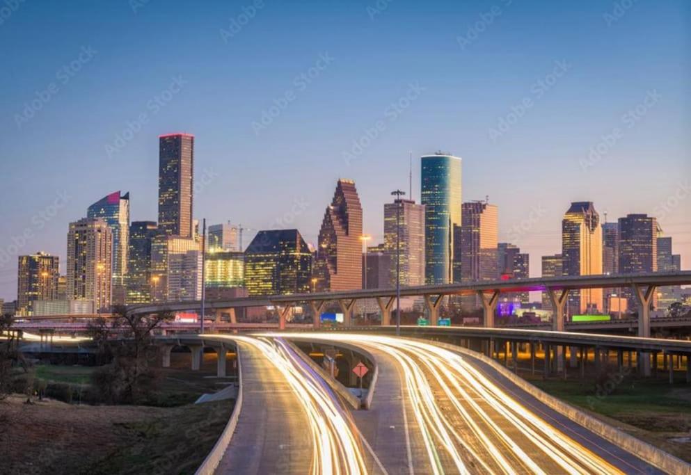 un horizonte urbano con tráfico en una autopista delante en Heart of Houston NRG/TMC Beautiful Studio 77030 en Houston