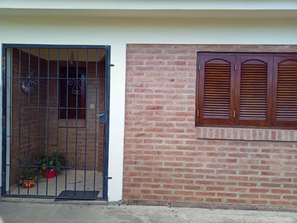 um edifício de tijolos com uma porta e uma janela em La Tata em Alta Gracia