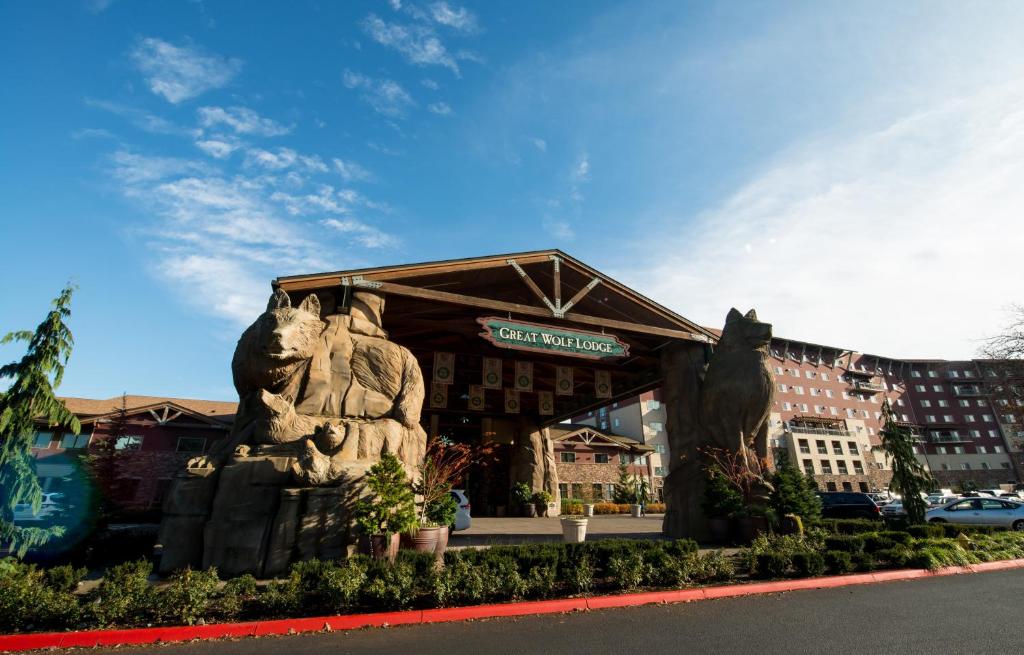 Um edifício com uma estátua de urso à frente. em Great Wolf Lodge Grand Mound em Centralia