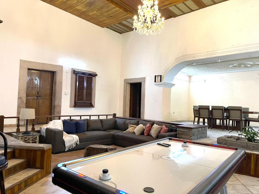 a living room with a couch and a table at Meson la Esperanza in Lagos de Moreno