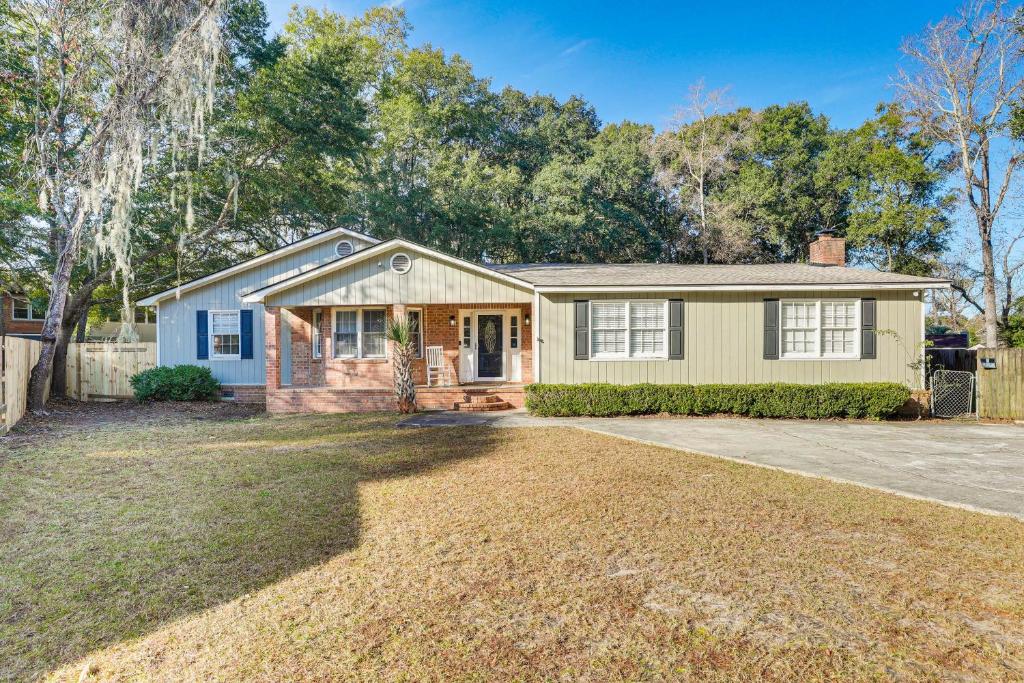 Mount Pleasant Home with Yard, Sunroom and Game Room!, Charleston
