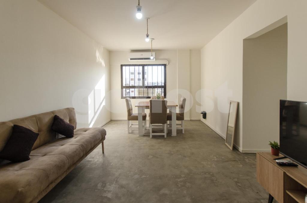 ein Wohnzimmer mit einem Sofa und einem Tisch in der Unterkunft NO - Durand in Asunción