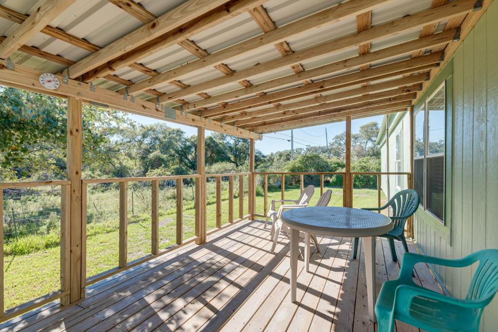 a screened porch with a table and chairs at 4 Mi to State Park Peaceful Rockport Home with Yard in Rockport