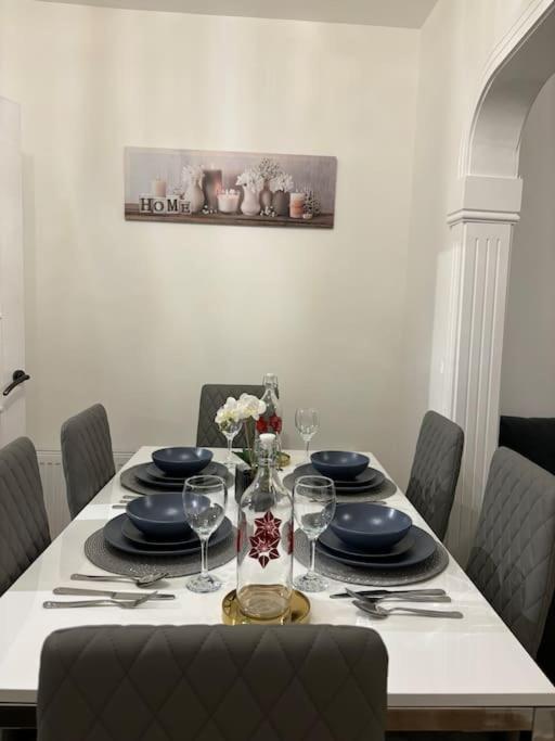 Posezení v ubytování Modern House, Sleeps 5 in Central Coventry