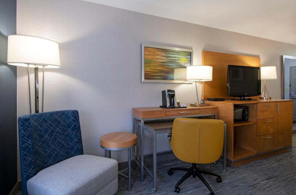 TV a/nebo společenská místnost v ubytování Holiday Inn Express Kamloops by IHG