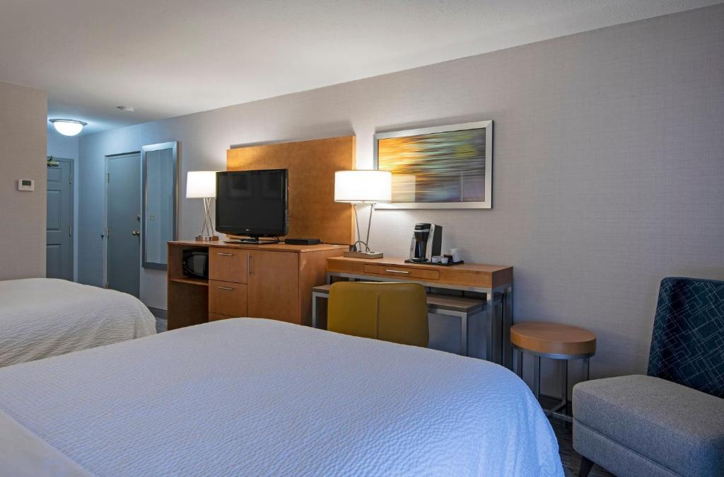 Postel nebo postele na pokoji v ubytování Holiday Inn Express Kamloops by IHG