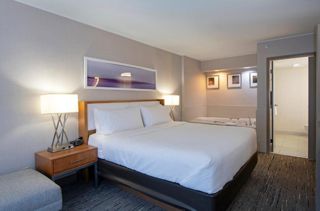 Postel nebo postele na pokoji v ubytování Holiday Inn Express Kamloops by IHG