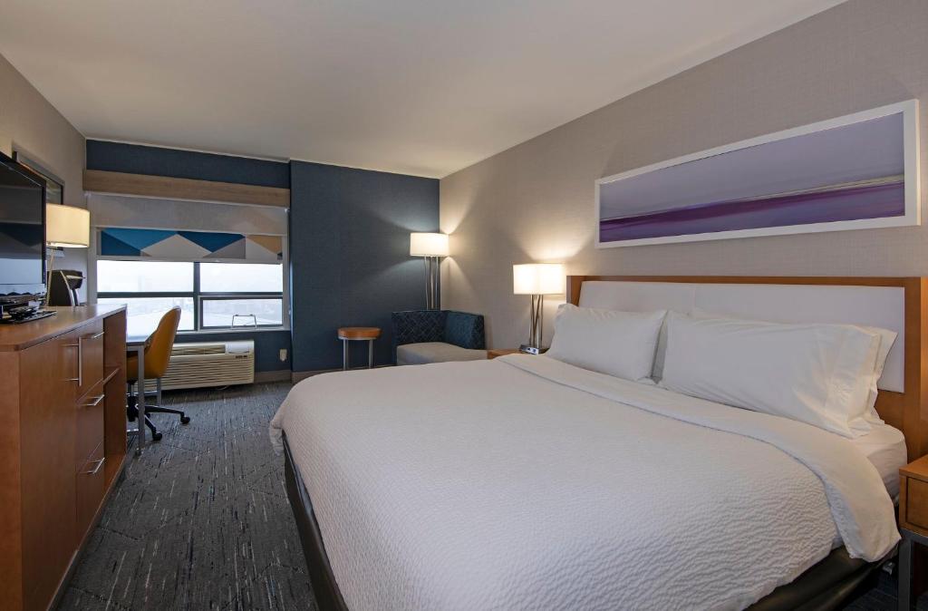 Postel nebo postele na pokoji v ubytování Holiday Inn Express Kamloops by IHG