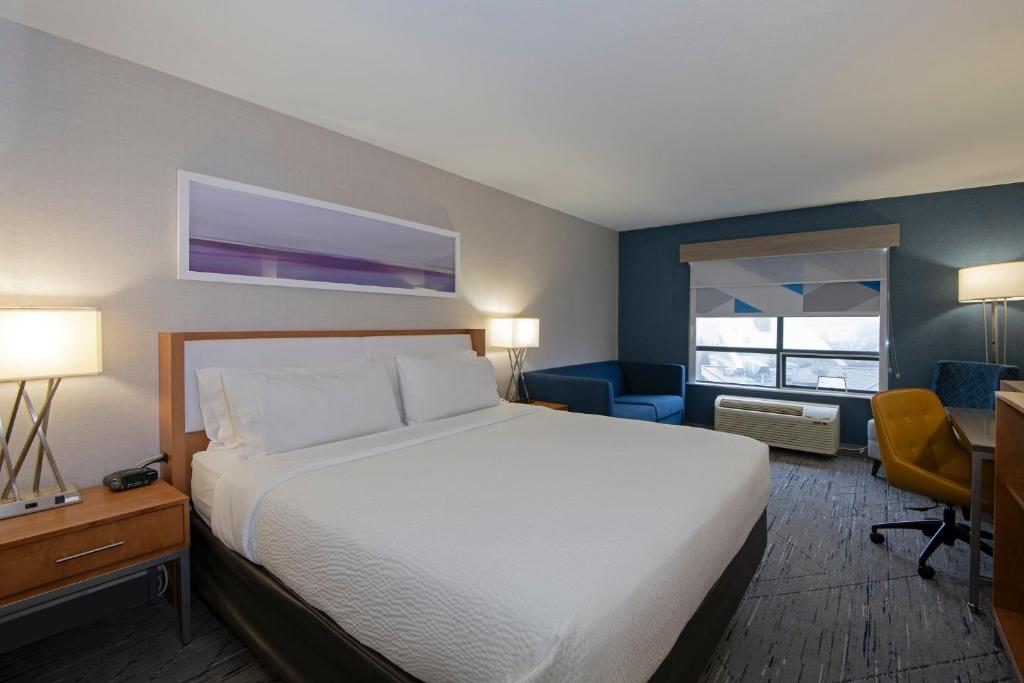 Postel nebo postele na pokoji v ubytování Holiday Inn Express Kamloops by IHG