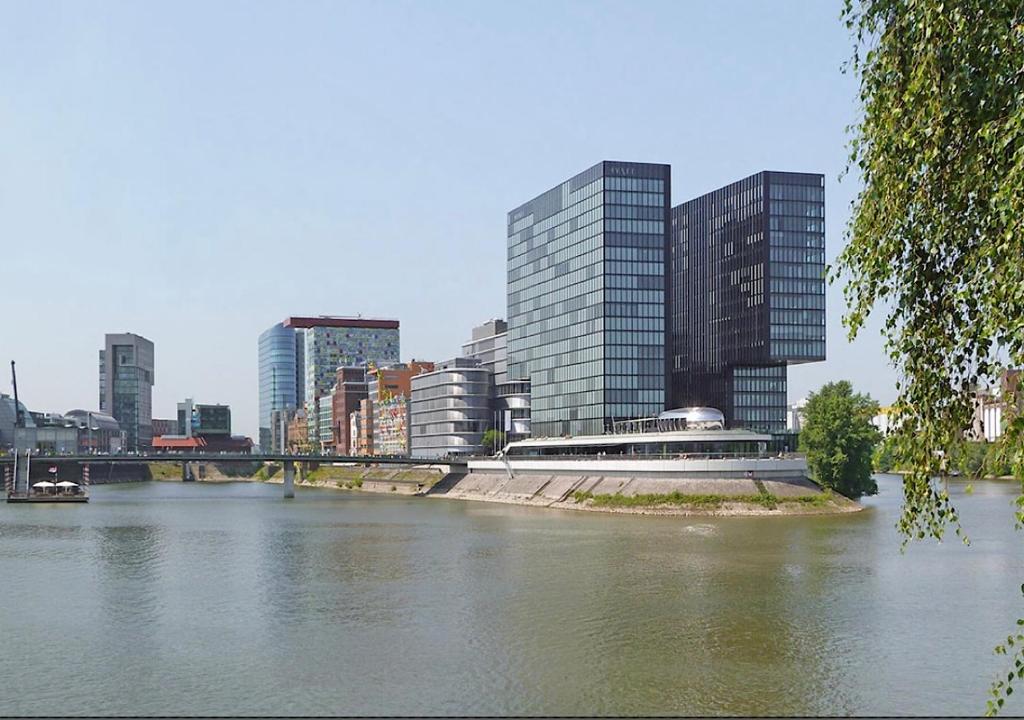 vista su una città con un fiume e su edifici di Medienhafen Apartment direkt am Zentrum a Dusseldorf