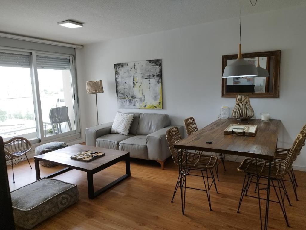 sala de estar con sofá y mesa en Moderno apartamento con vista en Montevideo